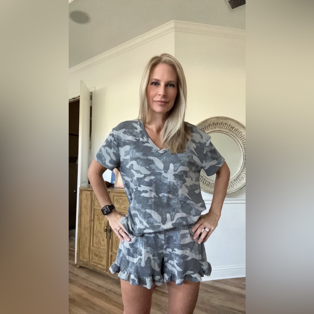 NWT! Jenna in Camo Ruffled Shorts